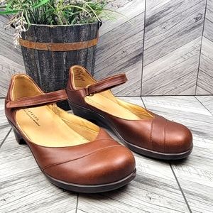 12 EE clogs